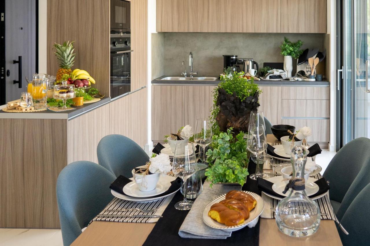 The Lop Athens Holidays Luxury Suites Exterior photo
