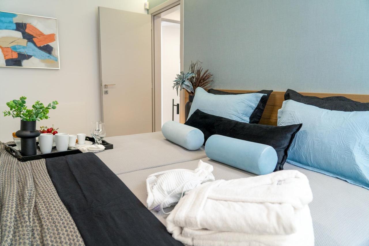 The Lop Athens Holidays Luxury Suites Exterior photo