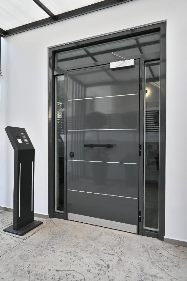 The Lop Athens Holidays Luxury Suites Exterior photo