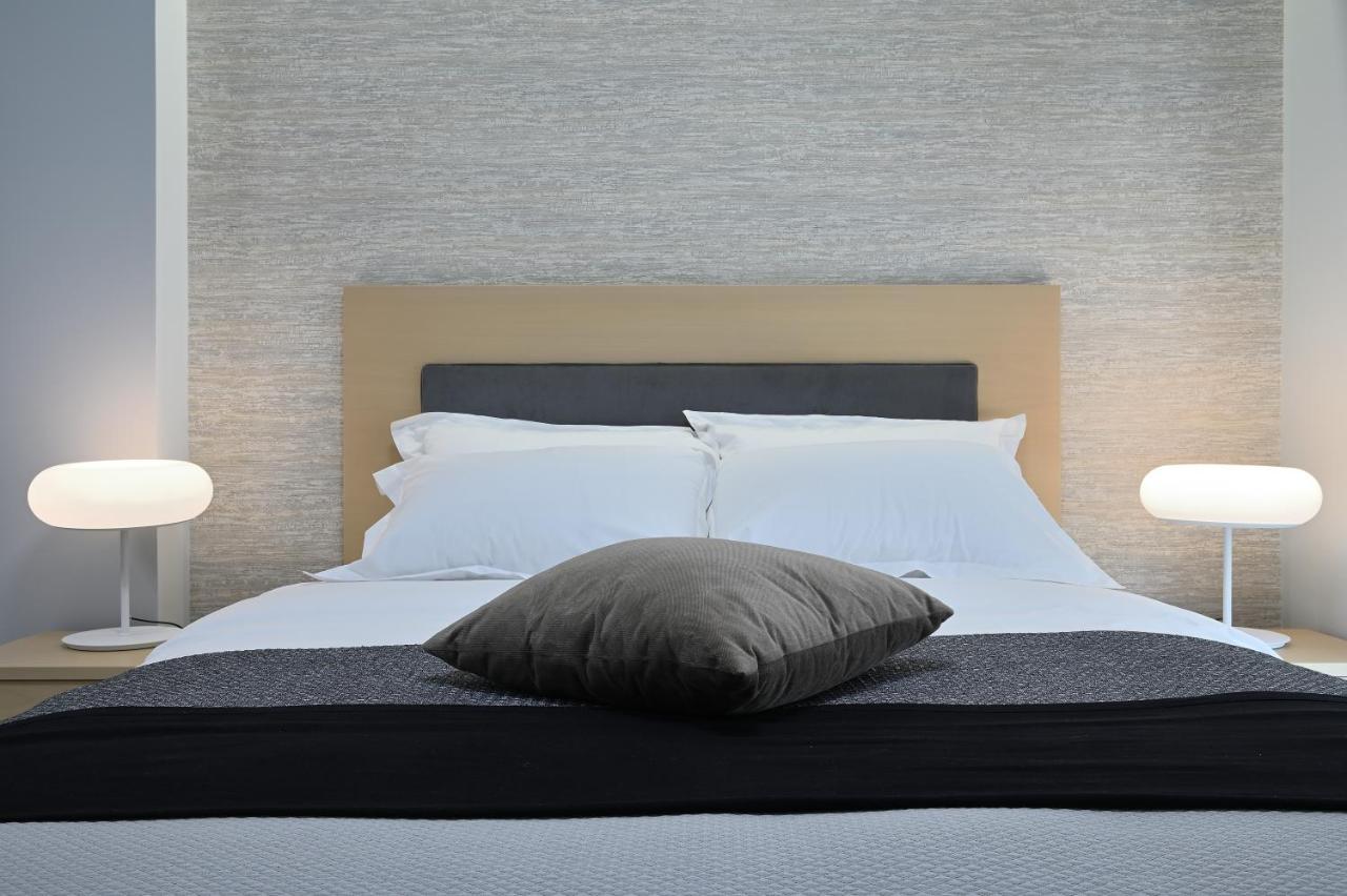 The Lop Athens Holidays Luxury Suites Exterior photo