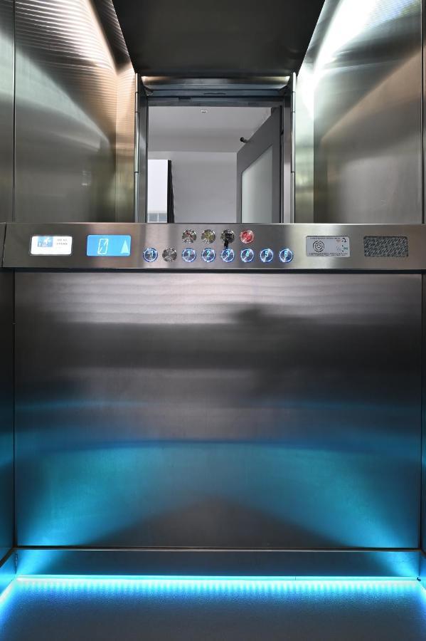 The Lop Athens Holidays Luxury Suites Exterior photo